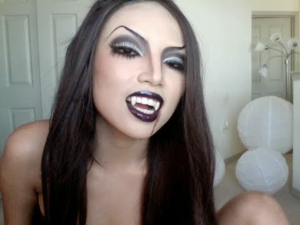 vampire-make-up-halloween- mujer joven con labios negros