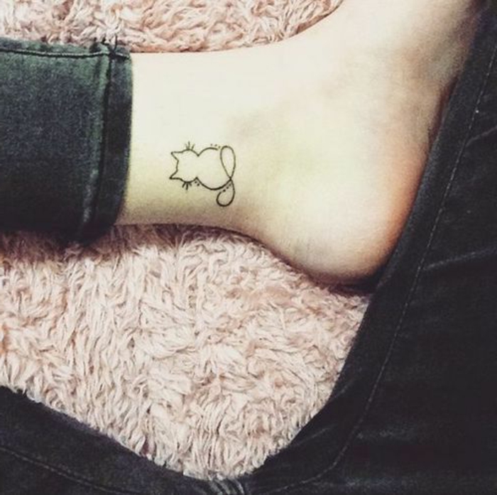 egy sarok, egy láb, egy kis macska hosszú fekete farokkal - ötlet a nagy macskák tetoválás a lábát