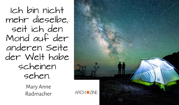 картина с палатка, двойка любовници, небе със звезди и кратко послание от Радмахер