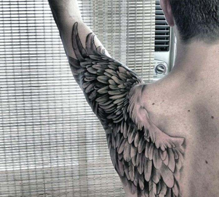 това все още е страхотна идея за красива татуировка с черни ангели, с дълги пера, които мъжете могат да харесат много