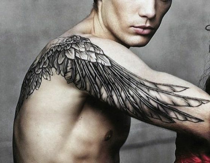страхотна идея за наистина хубаво ангелско крило татуировка - тук е човек с черно ангелско крило