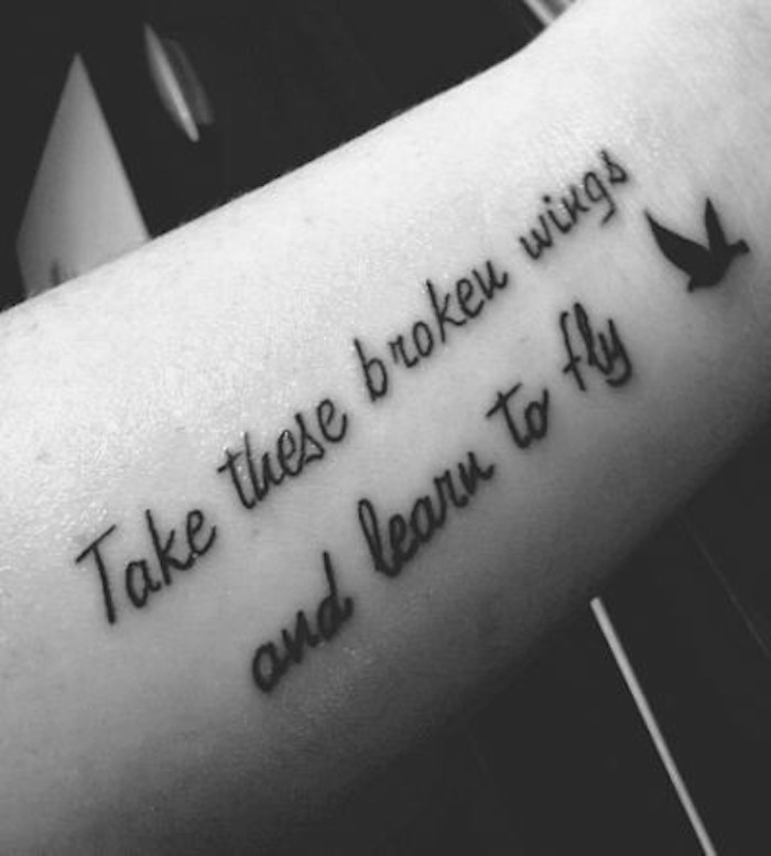 madár tetoválás kis fekete címsorokkal - ötlet a tattoo csukló csuklóján