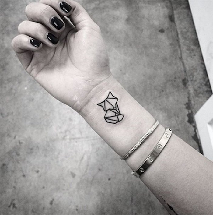 Kézzel körömlakk, fekete macska tetoválás a csuklóján és karkötőjén