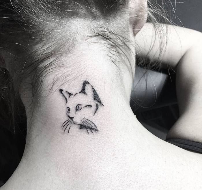 Идея за малка красива татуировка на котки на гърба на дамите - черна котка с черни вибрации