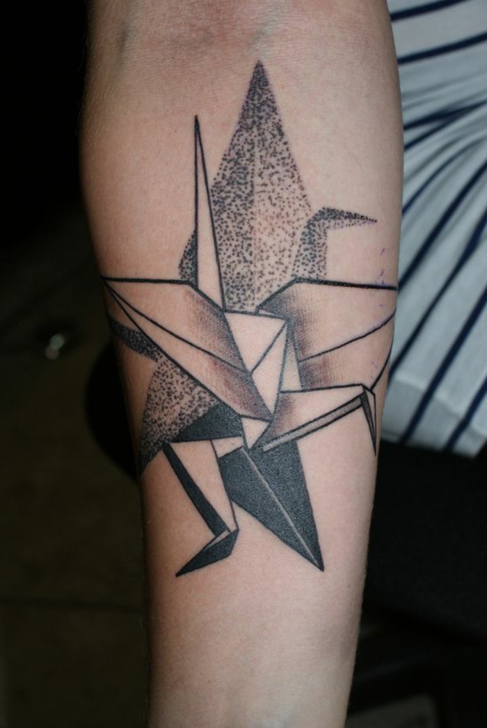 remek ötlet egy szép origami tetoválásra - egy fekete tetoválás a kézen, különböző origami motívumokkal