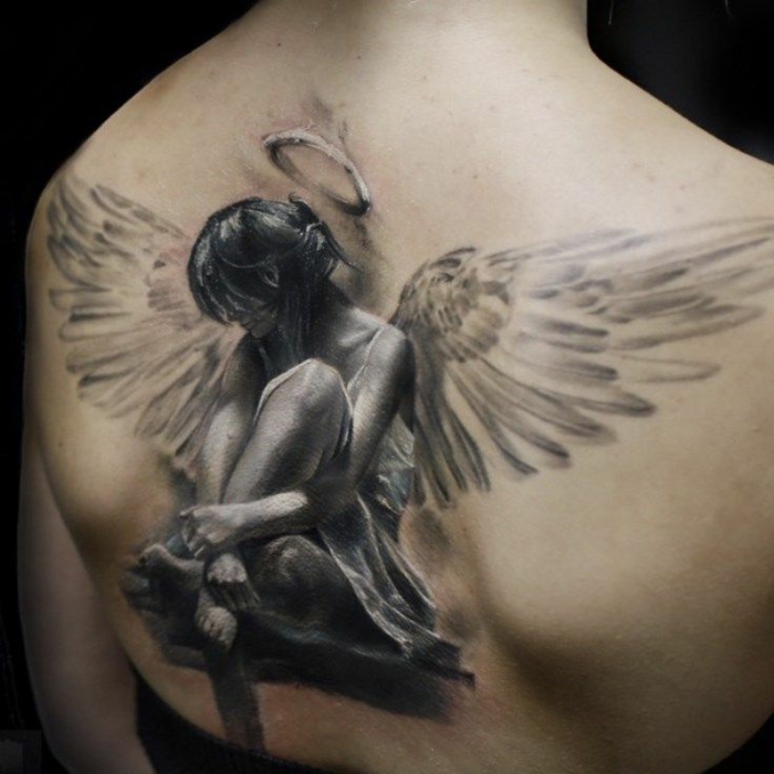 εδώ σας παρουσιάζουμε μια ιδέα για ένα μαύρο τατουάζ - αυτό είναι ένας άγγελος τατουάζ - ένας μικρός άγγελος με φτερά αγγέλου
