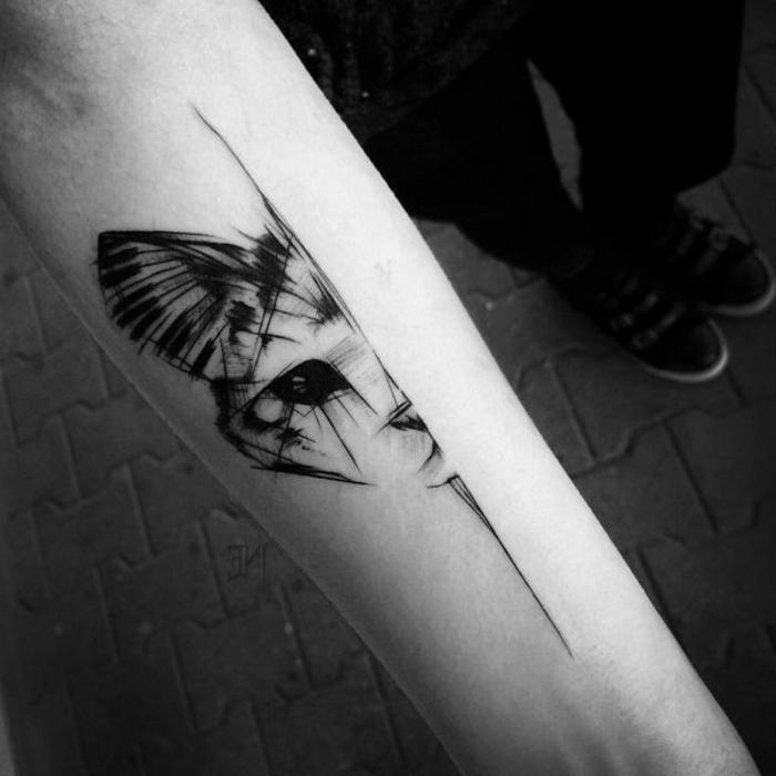 ръка с татуировка котка - черна котка с черни очи
