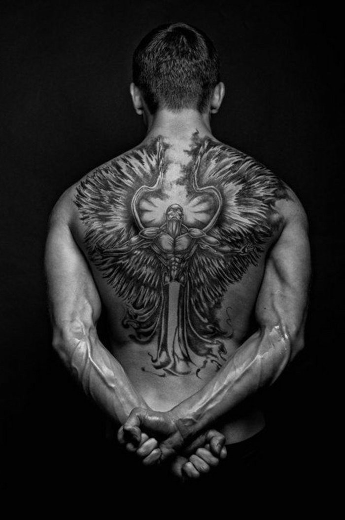 страхотна идея за татуировка на черен ангел, която хората много харесват - тук е човек с черен ангел за татуировки с дълги пера