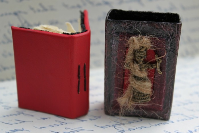 هو هنا، ولا، و-فكرة لواحد في أحمر صغير كتاب مع steampunk العناصر