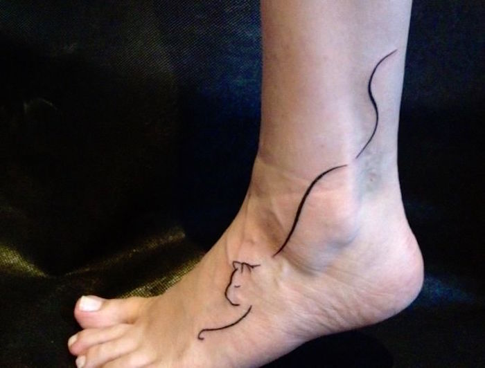 egy láb, egy sarok, egy fekete macska - ötlet egy macska tetováláshoz