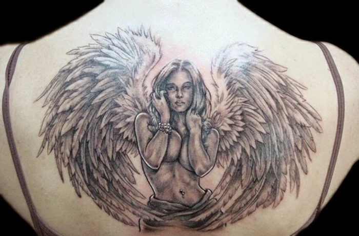 hieno idea enkelin tatuoinnille - tässä on enkeli, jossa on kaksi isoa enkeli siipeä