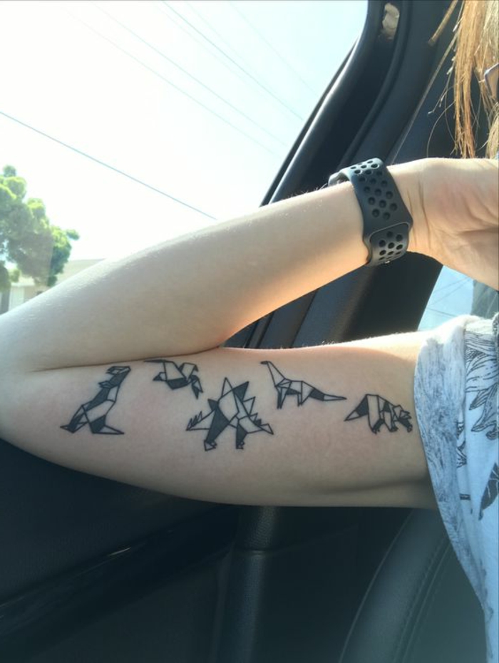 Εδώ είναι μερικές μεγάλες ιδέες για τατουάζ ορταντί για μια νεαρή γυναίκα - πέντε μικρά μαύρα origami dinosaurs
