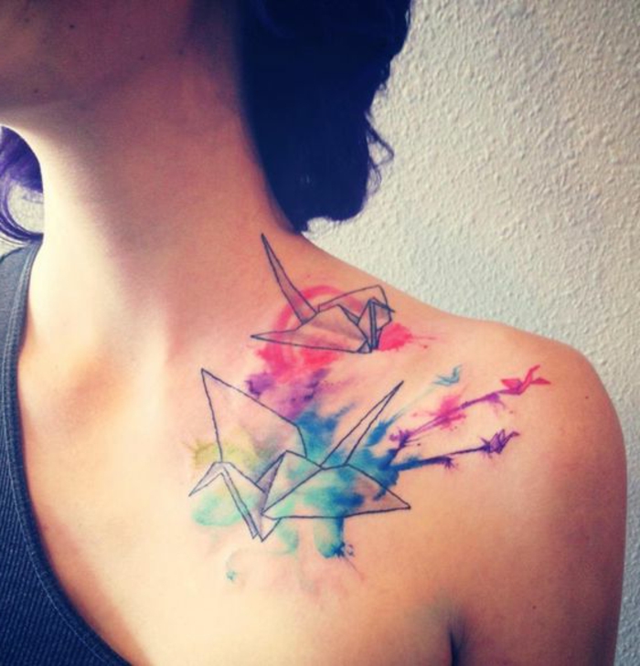 Εδώ είναι δύο μικρά πολύχρωμα που φέρουν όμορφη τατουάζ πουλιών origami - ιδέα για ένα τατουάζ τέρας για τις γυναίκες