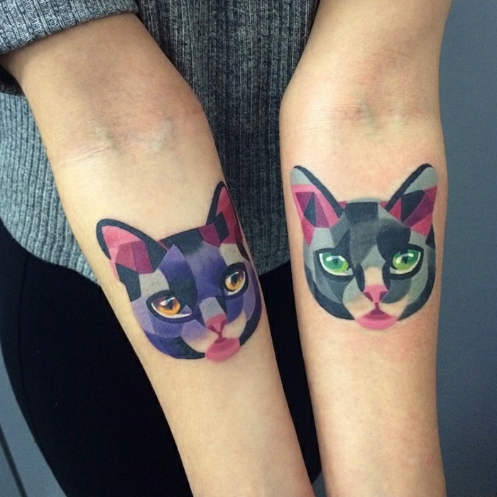 Tässä näytämme sinulle kaksi kättä värikäs kissat tatuoinnit - kissa vihreät silmät ja vaaleanpunainen nenä ja violetti kissa oranssi silmät