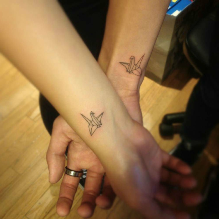 Две чудесни идеи за черни оригами татуировки - две ръце и две плаващи татуировки на китката