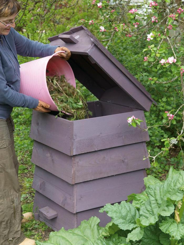 muy bonito y pequeño mini compostador y un cubo rosa - gran idea para el diseño de jardines