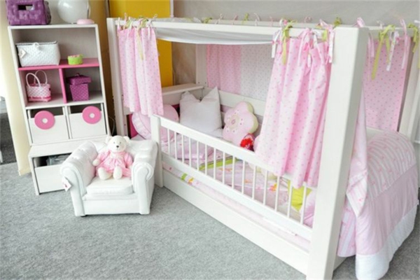 cama con dosel para niños cortinas rosadas - sillón blanco