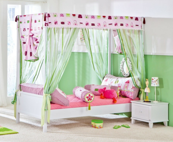 небесни легла за деца - зелени пердета - декоративни възглавници