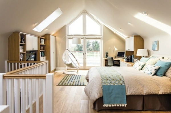 világos hálószoba-in-tetőtér-with-fa padló