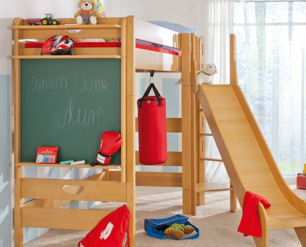 habitación infantil moderna con un diseño de cama alta de madera - tobogán