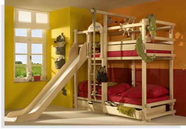 غرفة كيد مع تصميم سرير خشبي مع منزلق