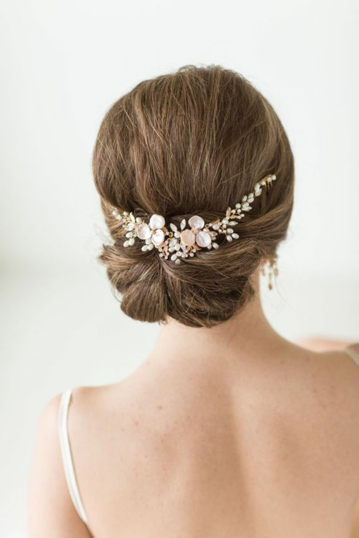 dama s elegantnim svadbenim frizurama s lijepom glavom