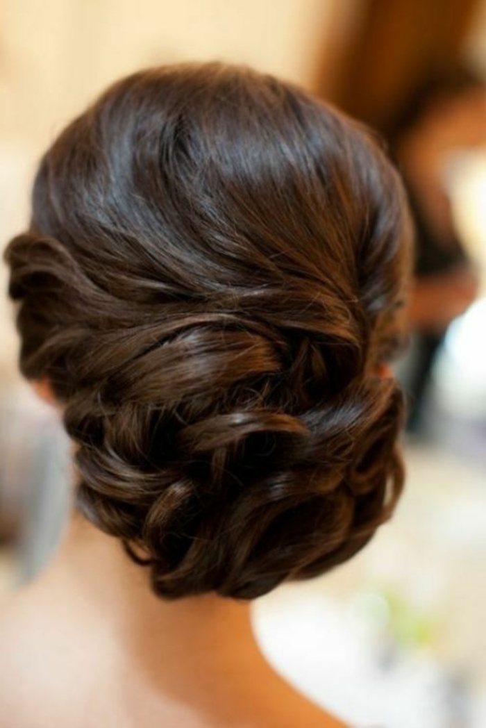dama s tamnosmeđom kosom i stilski svadbena frizura