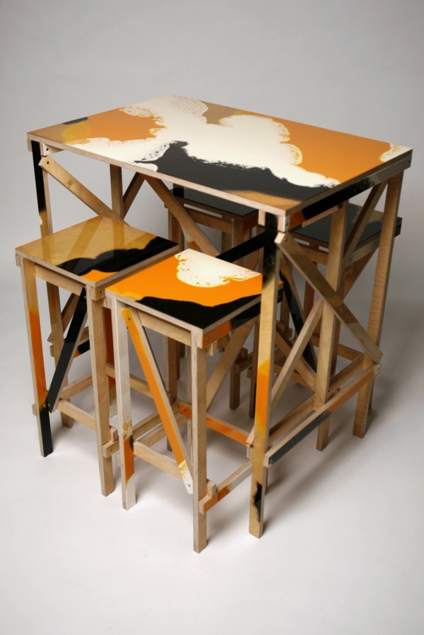 υψηλή πίνακα-με-καρέκλες-πορτοκαλί-και-μαύρο-φόντο