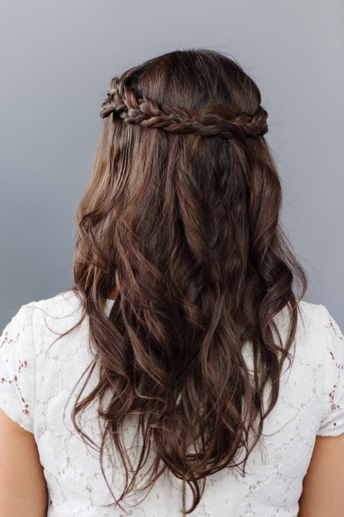 hosszú barna haja egy fonat, mint egy koszorú fehér ruhát könnyű tenni esküvői frizura