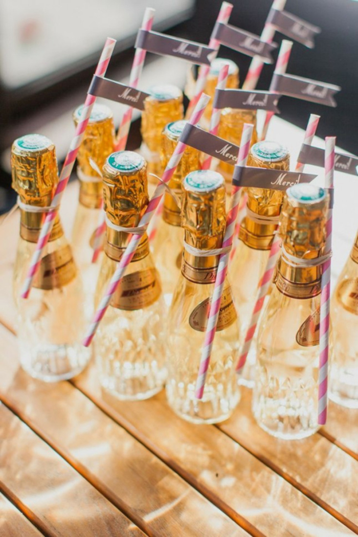 borosüvegek személyre szabott címkével, esküvővel, ajándékokkal a vendégek számára