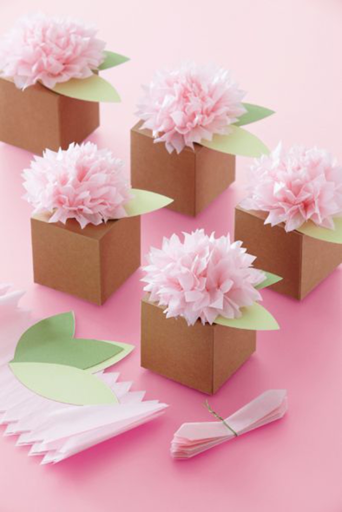 összecsukható dobozok krepp papírból készült virágokkal, szegfűszeggel, csomagolással