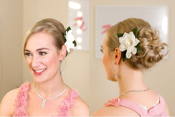 egyszerű és gyors frizura az esküvőre fehér virággal, rózsaszín ruhával