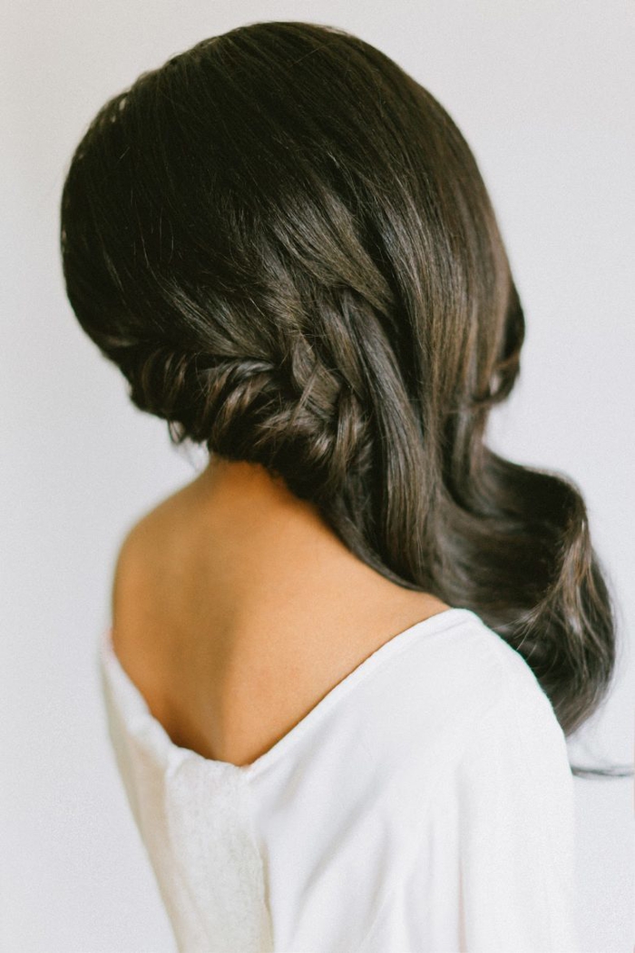 crna duga kosa pletena kosa bijela haljina vrlo slatka vjenčanje frizuru