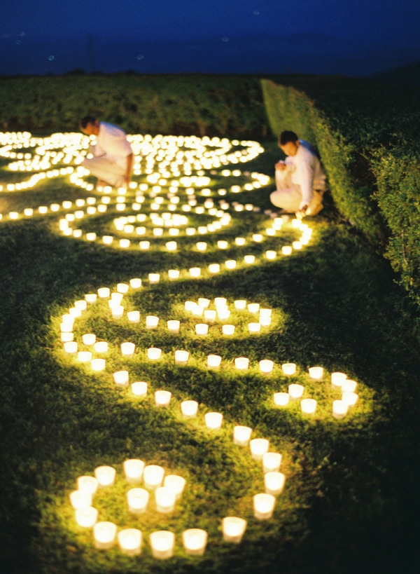 mnoge male svijeće na travi kao lijepa ukrasna svijeća za vjenčanje