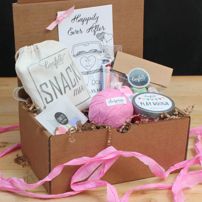кутия с подаръци, сватба, гост, малко момиченце в розово