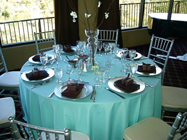 couverture de mariage-pour-ronde-table-bleu-couverture-sur une terrasse