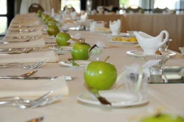 svadbena dekoracija-za-stol-s-zelenim jabukama-izvorna ideja