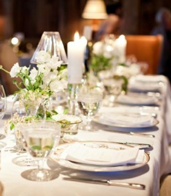 esküvői díszek asztali virágokhoz fehér és porcelán edényekben