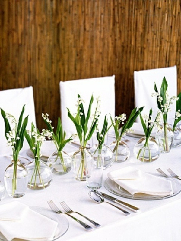 Сватбени цветя в чаши и бели столове