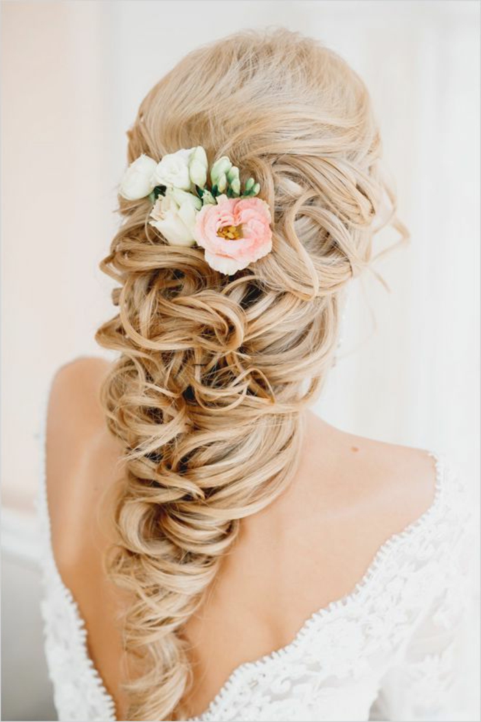 תסרוקות-עבור-ארוך שיער-פרחים-in-the-שיער-תקוע חתונה
