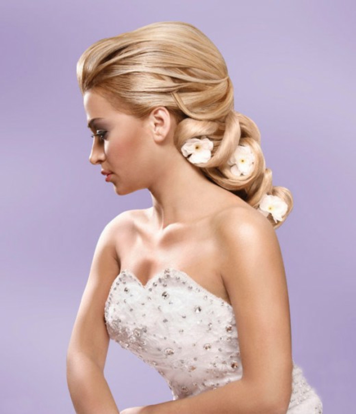svadbene frizure-za-duge-kose-stilski-izgled-ljubičaste pozadini