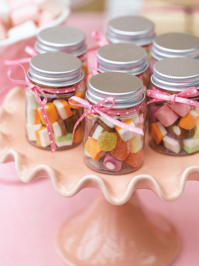 стъкло с бонбони, цветни, сладки, малки панделки в розово, за подарък