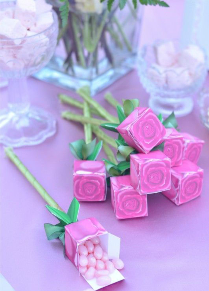Csokor édességek, rózsák, rózsaszín dobozok, ajándék a vendégeknek