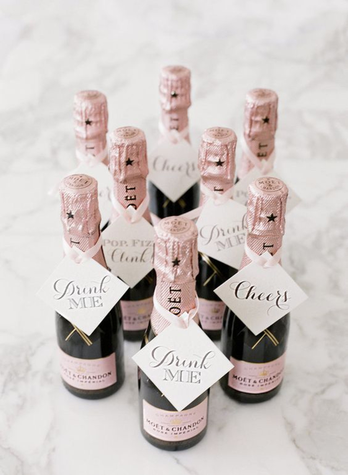 сватбен подарък, бутилка шампанско, етикет, розово, подаръци за гости