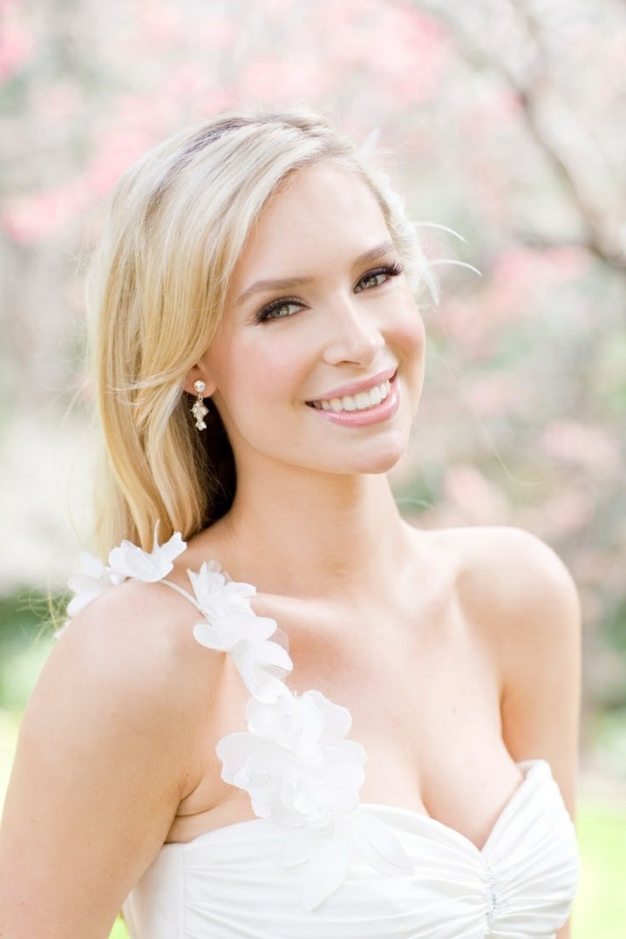 μακιγιάζ γάμου-διακριτικό μακιγιάζ και λευκό δέρμα-and-ξανθά μαλλιά-λουλούδια-deco-για-wedding-dress