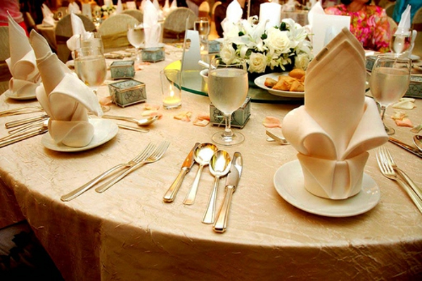 esküvői asztal - gyönyörű és elegáns díszítő - szép szalvéták