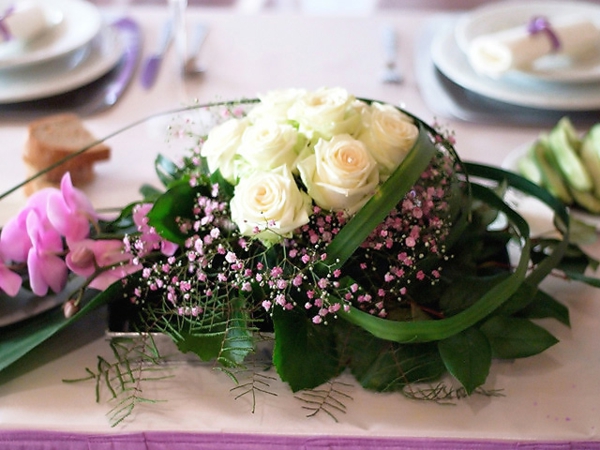 Décoration florale de table d'arrangement floral de mariage