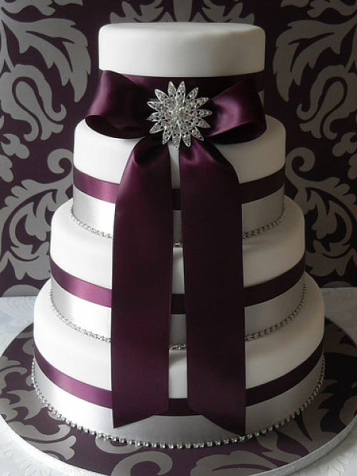 сватбена торта-в-лилаво-привлекателен дизайн