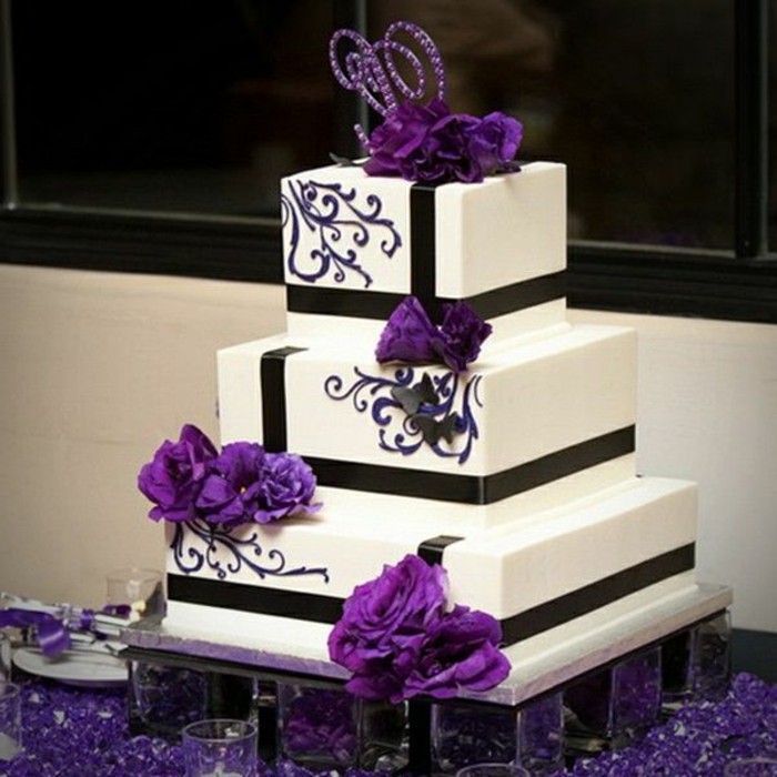 pisos de pastel de boda-en-púrpura de tres