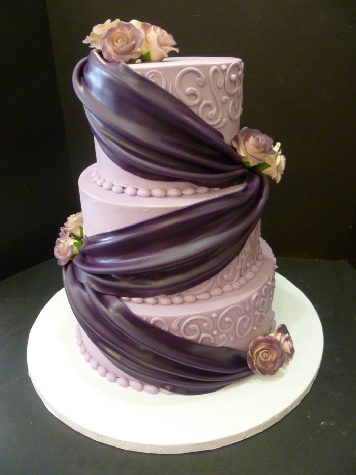 esküvői torta-in-lila-három rúd